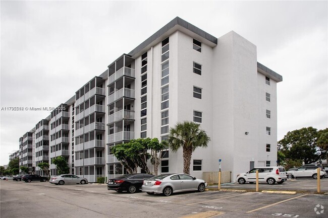 Building Photo - 16950 W Dixie Hwy Unit A323 Rental