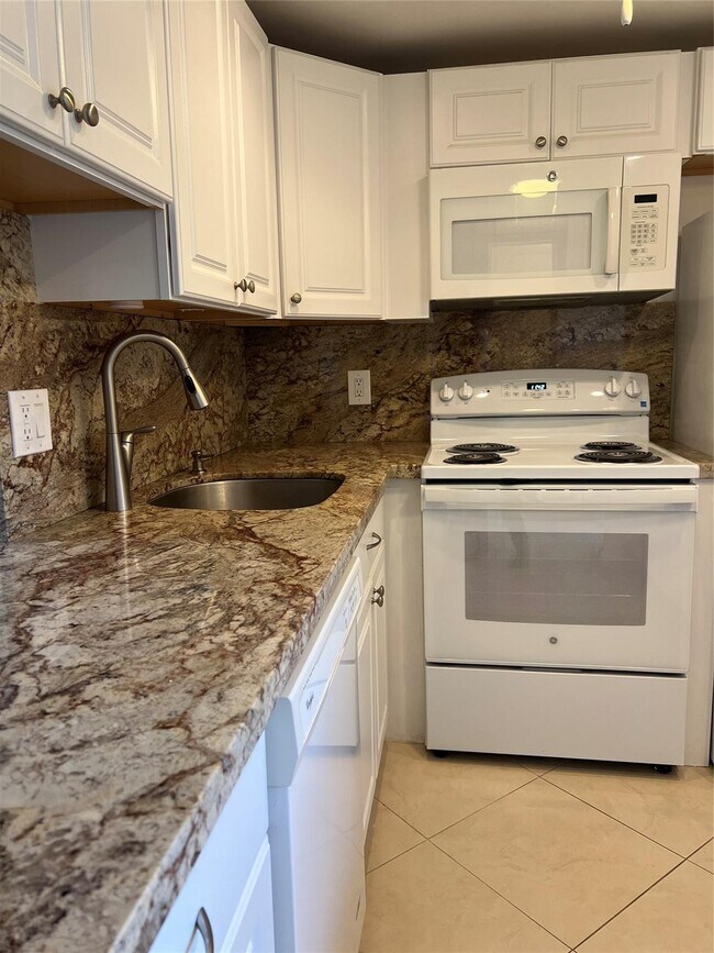 Photo - 2615 NE 3rd Ct Unidad 213