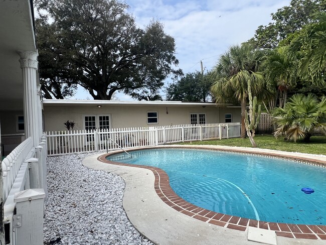 Private courtyard swimming pool - 2221 SW 47th St Unidad Dania Apt