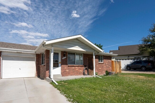 Building Photo - Spacious 3BR Duplex in Lakewood Rental