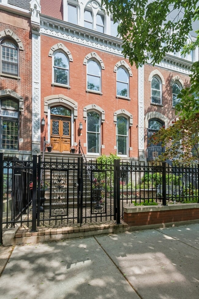 Photo - 1237 N Dearborn St Apartment Unit 1