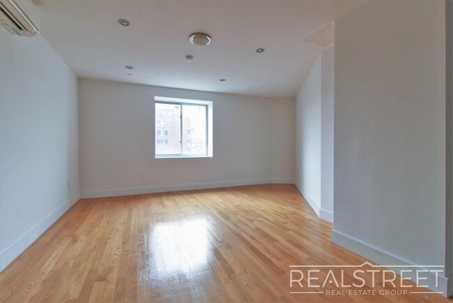 Photo - LUXURY 1 BED LOFT in Queens! Unit 325