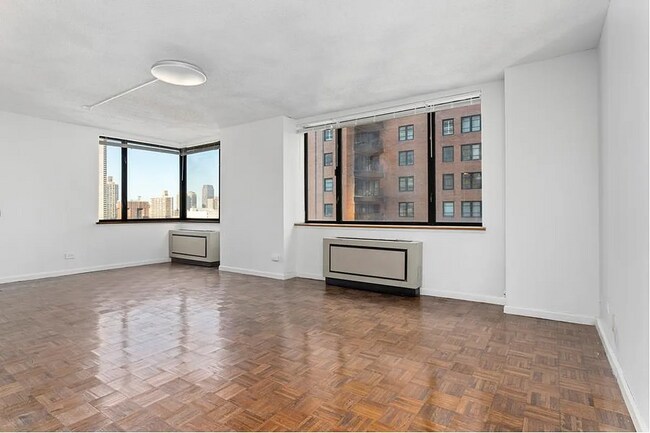 Photo - 30 W 61st St