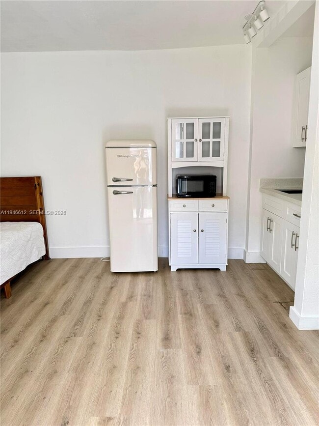 Photo - 541 E 38th St Unit E