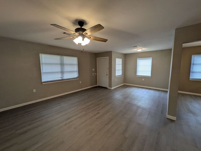 Photo - 5251 Procter St