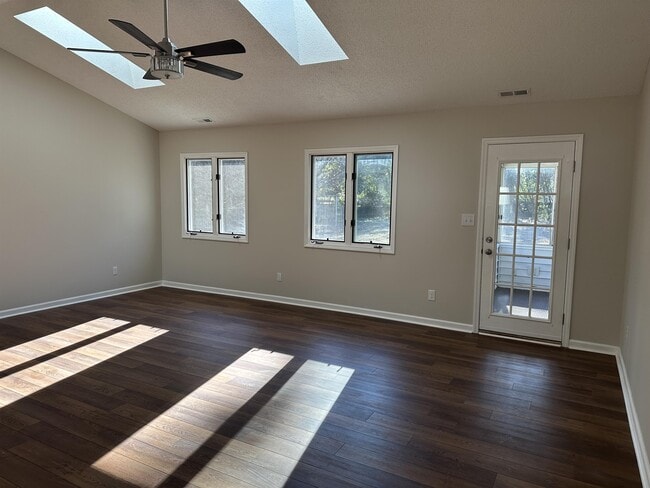 Photo - 211 Forest Oaks Dr