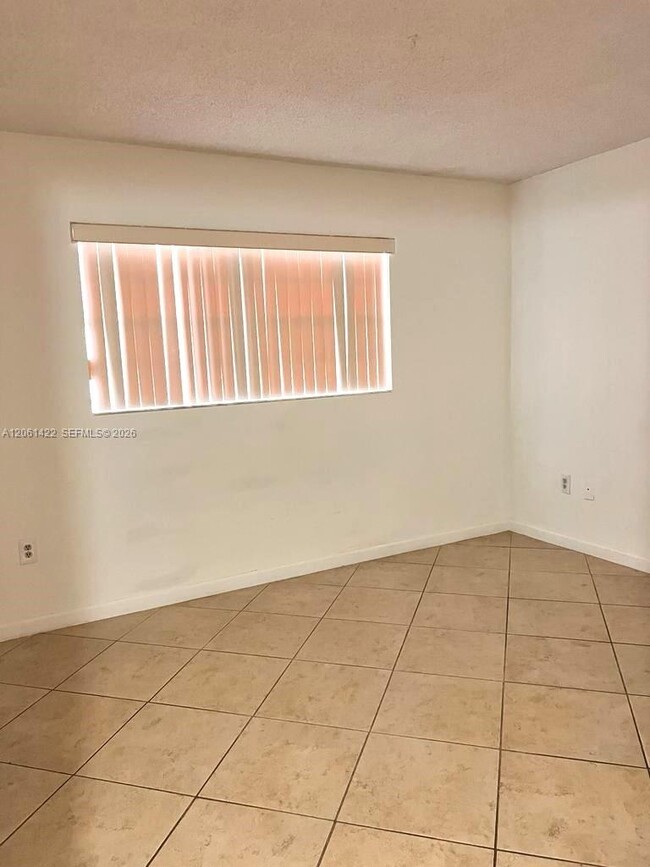 Photo - 401 NW 72nd Ave Unidad 304B