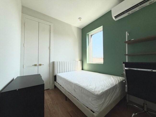 Building Photo - Furnished room/NOT APARTMENT