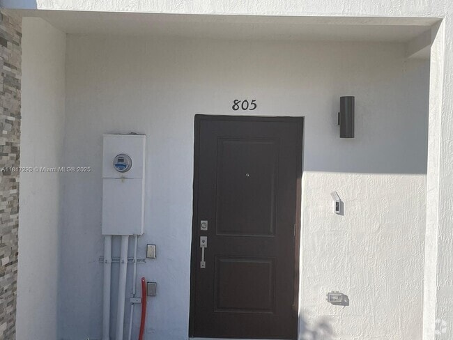 Building Photo - 805 NE 211th St Rental