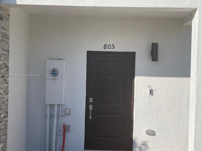 Building Photo - 805 NE 211th St Rental