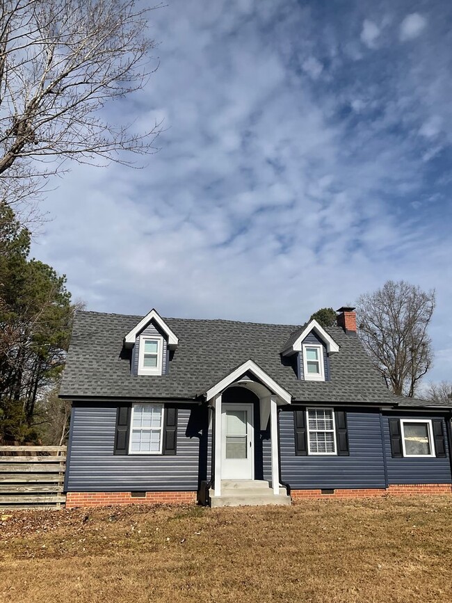 Building Photo - Modern Comfort and Convenience in the Heart of Durham