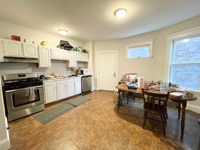 Building Photo - 694 Columbia Rd Unit 1R
