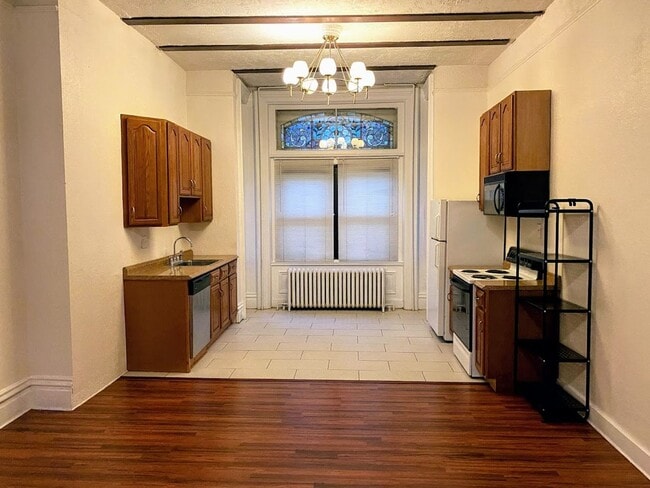 Building Photo - 816 Cedar Ave Unit 1st Floor
