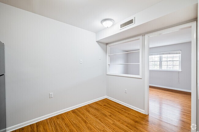 2BR, 1BA 768SF - Gold - Dining