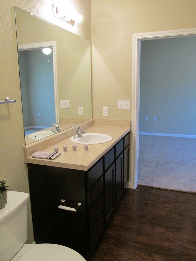 Oakland Hills Apartments Floresville, TX