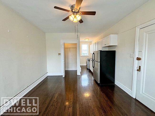 Building Photo - 644 W Roscoe St Unit 1N