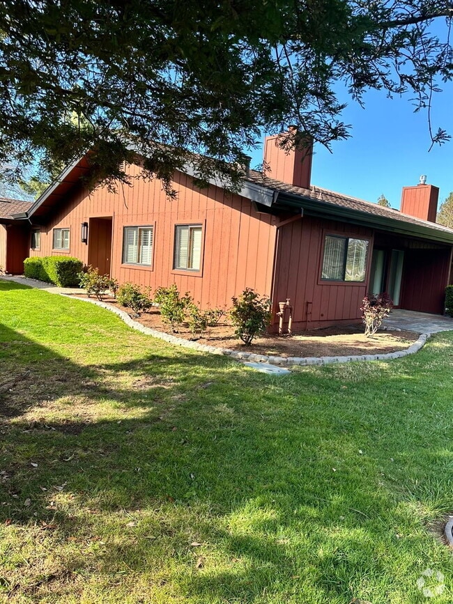 Building Photo - Fabulous condominium home on 6th Fairway o...