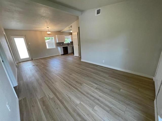 Photo - 1605 Hawthorne Ln