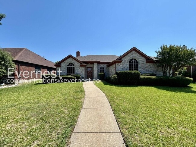 Building Photo - 3 Bed, 2 Bath with Fenced Yard & Garage / Pet-Friendly / Available Now!