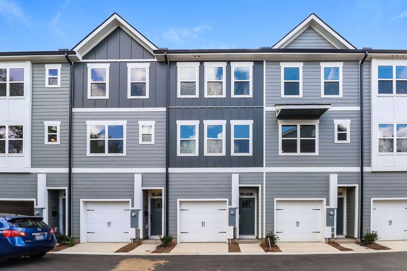 Beautiful 3BR 3.5BA Townhome w/ Full Appliance Kitchen Garage Parking in West End - Beautiful 3BR 3.5BA Townhome w/ Full Appliance Kitchen Garage Parking in West End