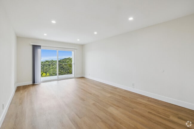 2BR, 2BA - 905SF - Living Room