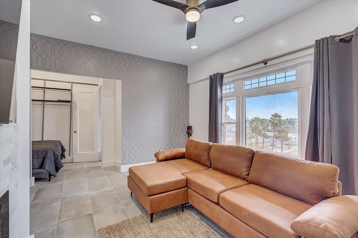 Modern Beach Front Living - 1030 E Ocean Blvd (Long Beach, CA)