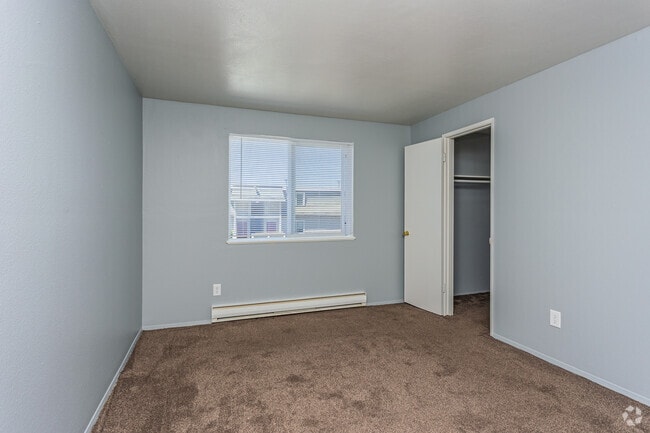2BR, 1BA - 850SF - Primary Bedroom