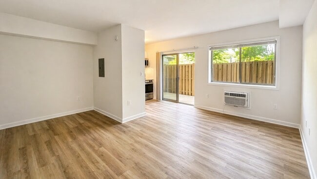 Photo - 4465 MacArthur Blvd NW Unidad 8