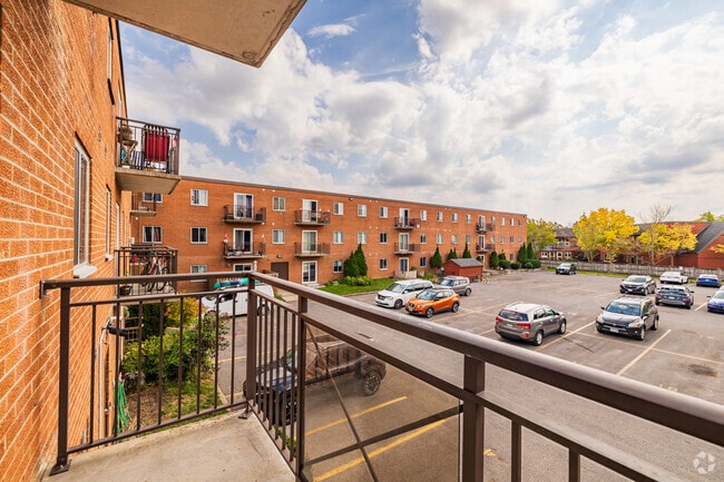 2BR, 1BA - Balcony