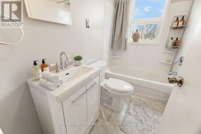 Photo - 1047 Churchill Ave