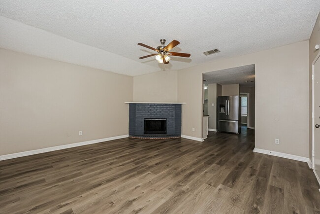 Photo - 621 Hollyberry Dr