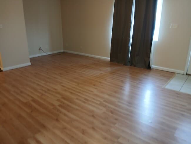 Building Photo - 606 W College St