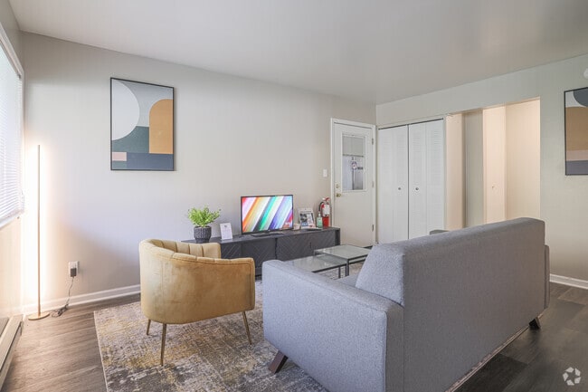 1BR, 1BA - 700SF - Living Room - Village Square Apartments