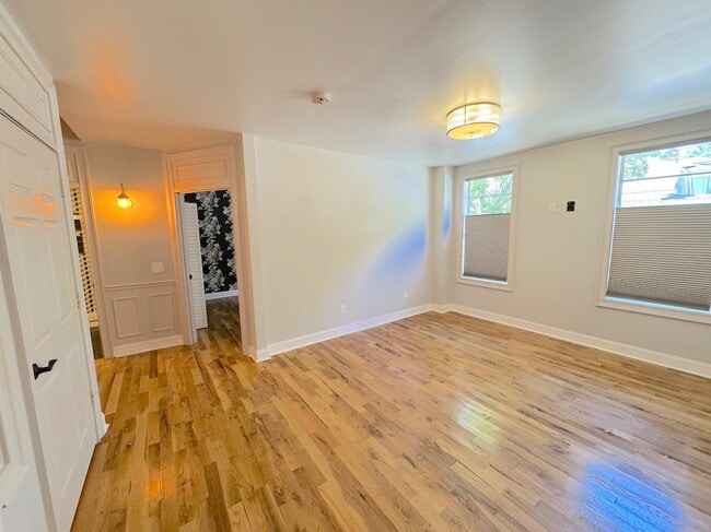 Photo - 521 W 37th St