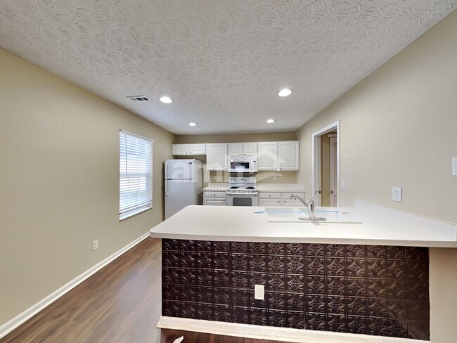 Photo - 2490 Delowe St