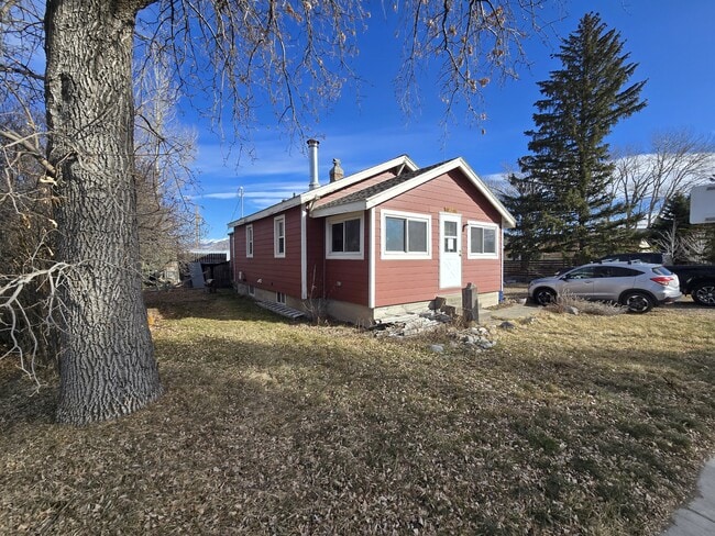 Building Photo - 417 E Tamarack St