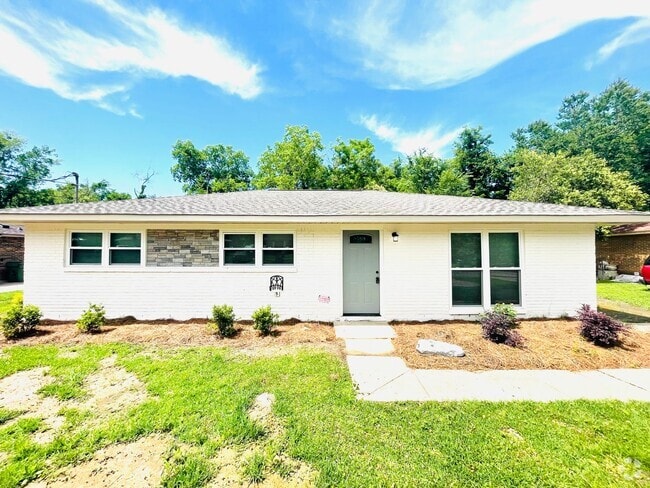 Building Photo - ** 3 Bed 2 Bath located off Woodley road *... Rental