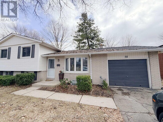 Photo - 711 Algoma Ave