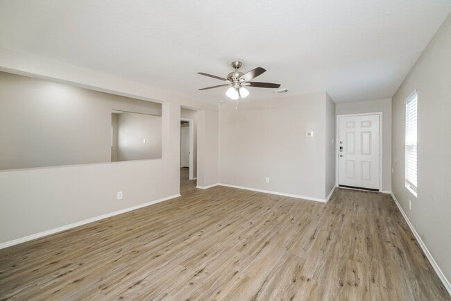 Photo - 7223 Archers Coach