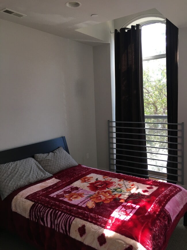 Bedroom - 3939 Lancaster Ave Unit L203