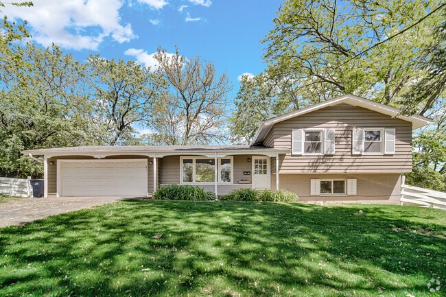 Building Photo - 22W362 Hackberry Dr Rental