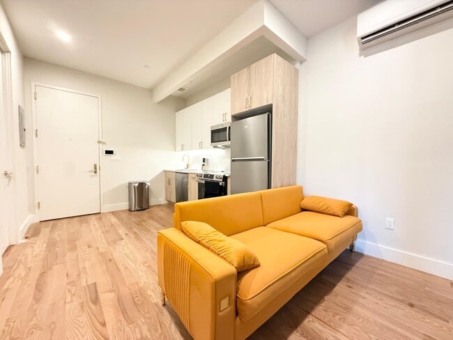 Nice room in a good neighborhood
