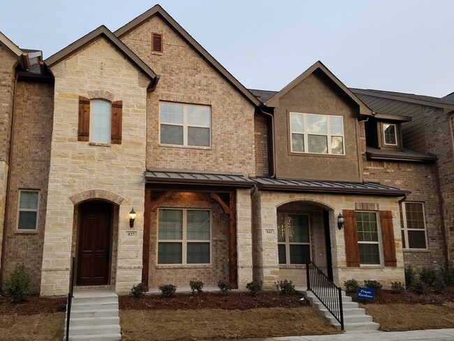 Building Photo - 837 Rohan Dr