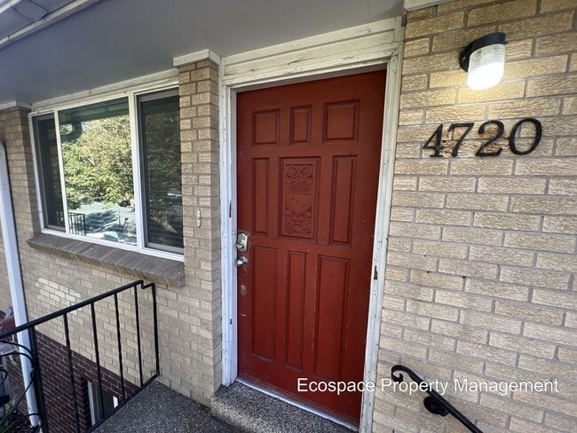Building Photo - Bright & Beautiful 2-bedroom 1 Bath Across... Unit 4720