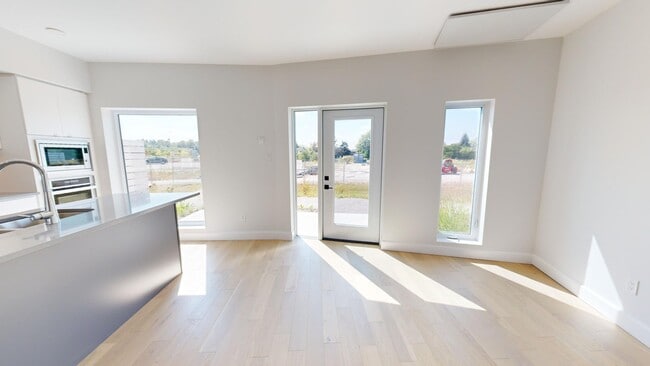 Building Photo - AMAZING THREE LEVEL THREE BEDROOM TOWNHOME IN WEST FIVE Unit 107B