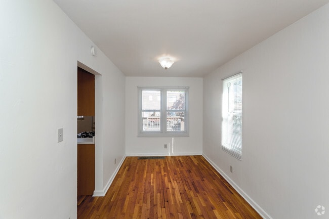 2BR, 1BA - 900 SF