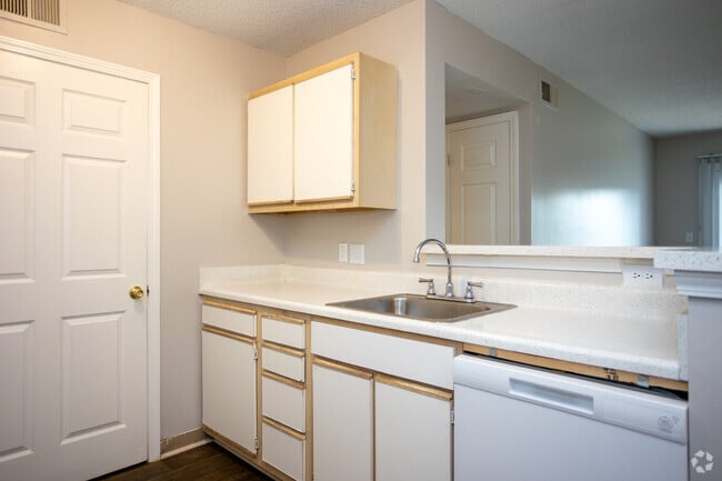 2BR,1BA - 933SF - Kitchen