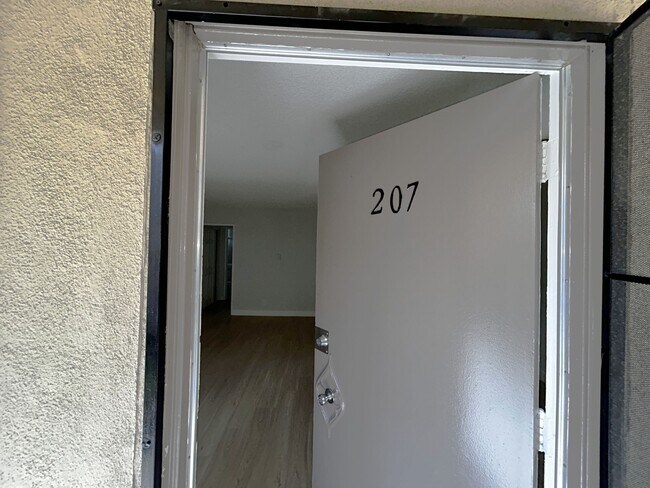 Photo - 3139 - 957 Menlo Ave.