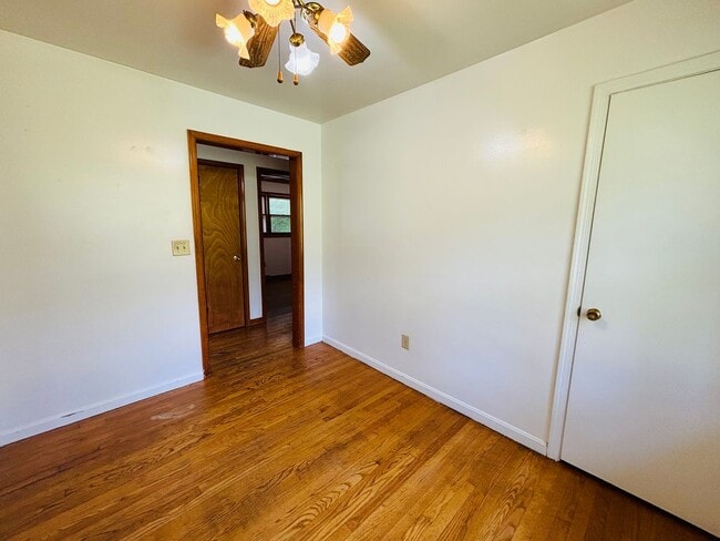 Photo - 115 Lucas St NE