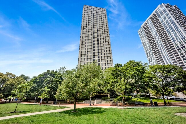 Building Photo - 1960 N Lincoln Park W Unit 302